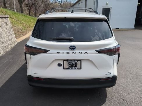 Used 2024 Toyota Sienna LE w/ LE Plus Package image 4
