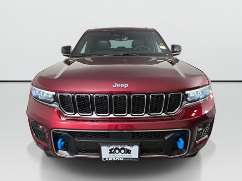 Used 2023 Jeep Grand Cherokee Overland w/ Luxury Tech Group IV AWD/4WD image 8