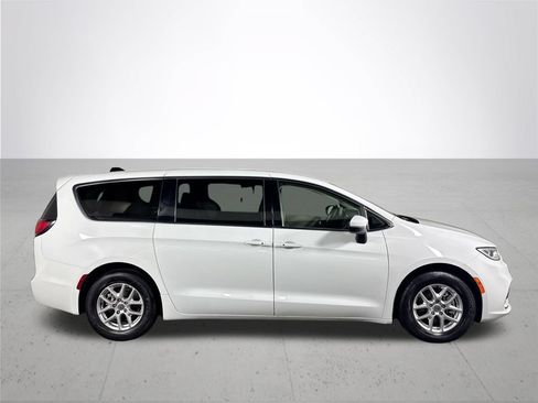 Used 2023 Chrysler Pacifica Touring-L FWD image 5