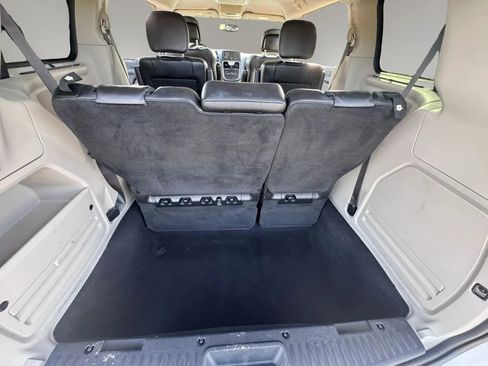 Used 2015 Chrysler Town & Country Limited FWD image 23