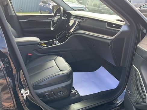 Used 2023 Jeep Grand Cherokee Limited w/ Luxury Tech Group II image 24