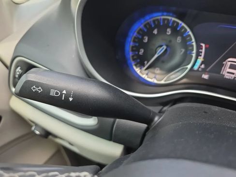 Used 2023 Chrysler Pacifica Touring-L FWD image 19
