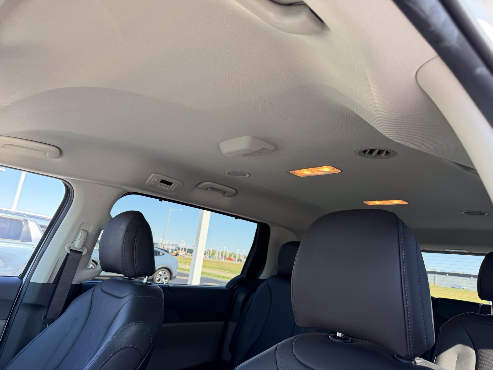 Used 2026 Kia Carnival EX FWD image 5