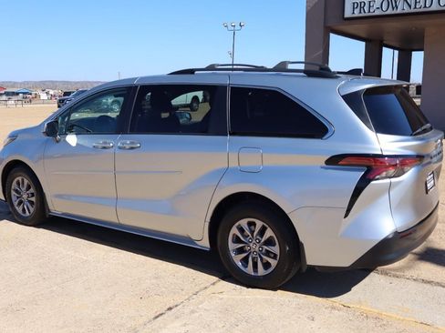 Used 2022 Toyota Sienna LE image 3
