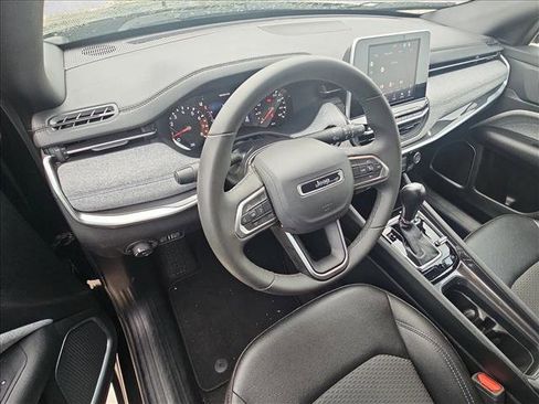 Used 2025 Jeep Compass Latitude AWD/4WD image 10