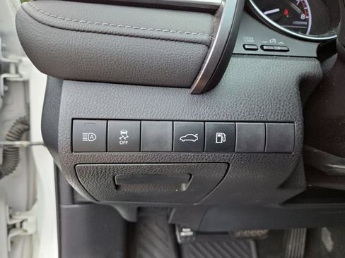 Used 2018 Toyota Camry SE w/ Moonroof Package FWD image 16