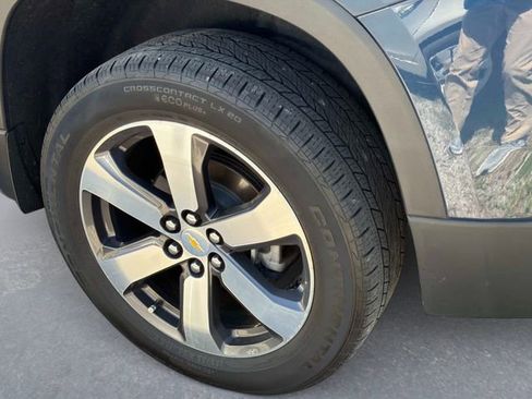 Used 2022 Chevrolet Traverse LT w/ LT Premium Package image 9