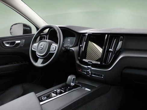 Certified 2025 Volvo XC60 B5 Core image 25