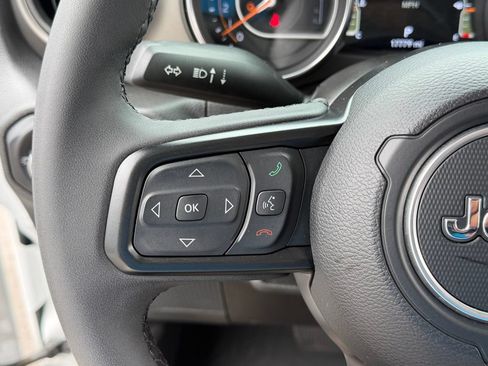 Used 2023 Jeep Gladiator Sport AWD/4WD image 12