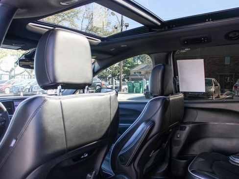 Used 2023 Chrysler Pacifica Limited w/ S Appearance Package image 39