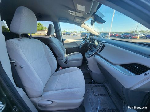 Used 2020 Toyota Sienna LE FWD image 52