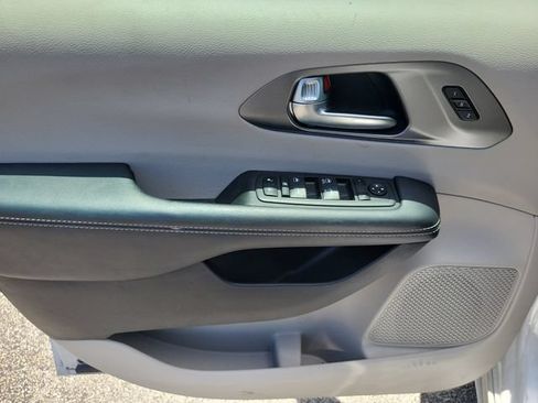 Used 2023 Chrysler Pacifica Touring-L FWD image 14