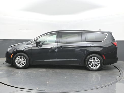 Used 2023 Chrysler Voyager LX FWD image 5