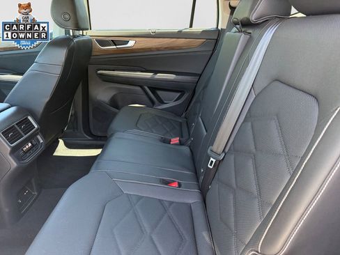 Used 2025 Volkswagen Atlas SE AWD/4WD image 13