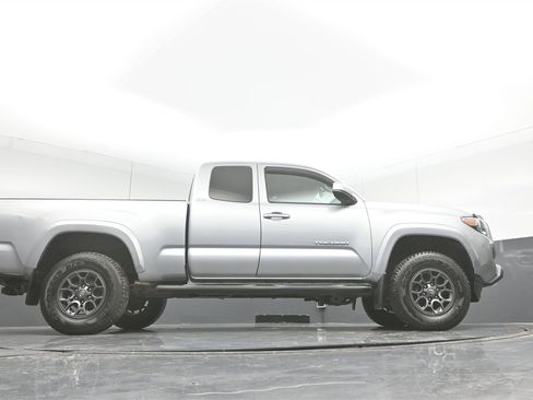Used 2018 Toyota Tacoma SR5 image 32