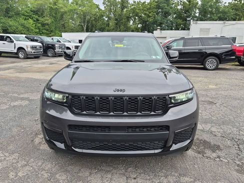 Used 2023 Jeep Grand Cherokee L Limited w/ Black Appearance Package AWD/4WD image 3