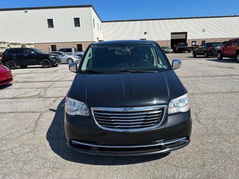 Used 2014 Chrysler Town & Country Touring-L FWD image 8