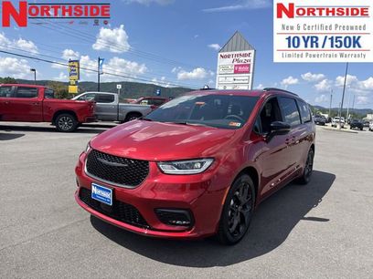 New 2026 Chrysler Pacifica Limited w/ Uconnect Theater Family Group