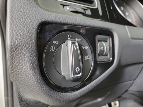 Used 2020 Volkswagen Golf 4-Door FWD image 22