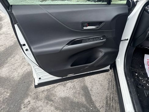 Used 2024 Toyota Venza LE image 23