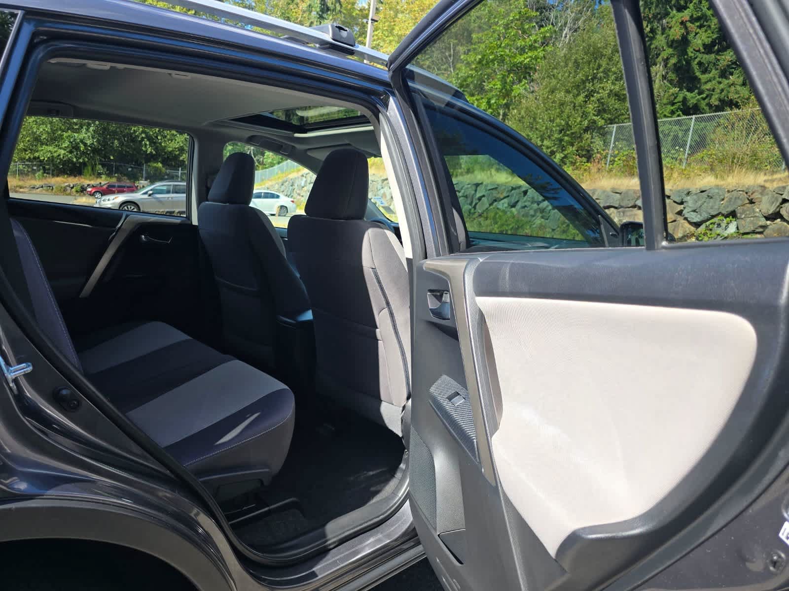 Used 2015 Toyota RAV4 XLE AWD/4WD image 24