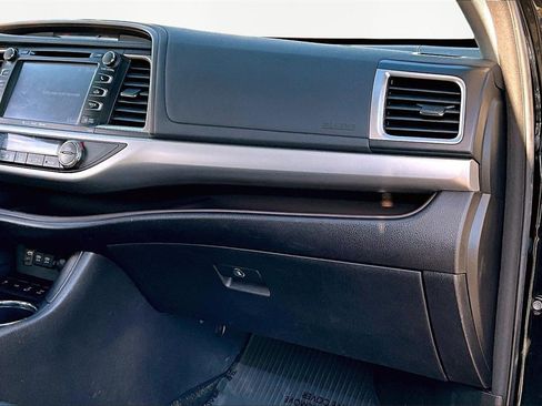 Used 2018 Toyota Highlander XLE image 17