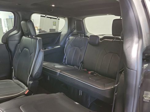 Used 2025 Chrysler Pacifica Limited image 53