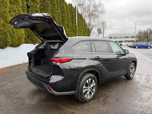 Certified 2023 Toyota Highlander XLE image 10