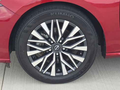 Used 2025 Nissan Altima 2.5 SV FWD image 12