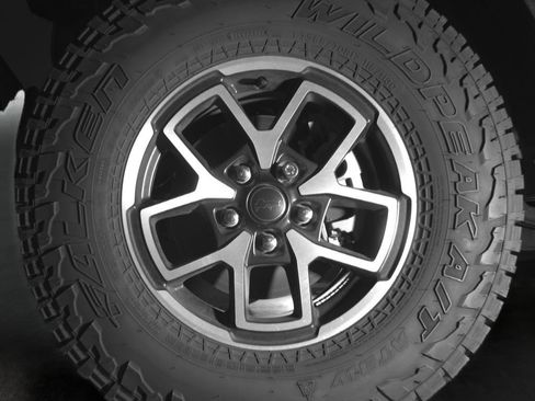 Used 2025 Jeep Gladiator Rubicon w/ Convenience Group AWD/4WD image 15