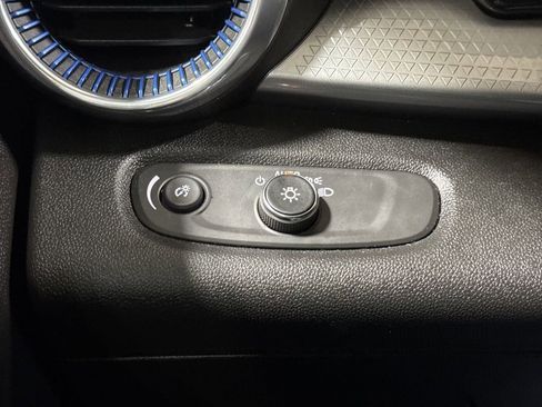 Used 2024 Chevrolet Trax LT w/ Sunroof Package image 18