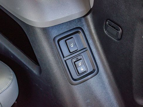 Used 2019 Toyota Sequoia Platinum image 40