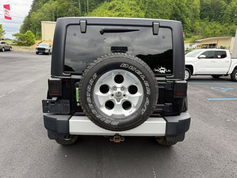 Used 2014 Jeep Wrangler Sahara w/ Connectivity Group AWD/4WD image 8