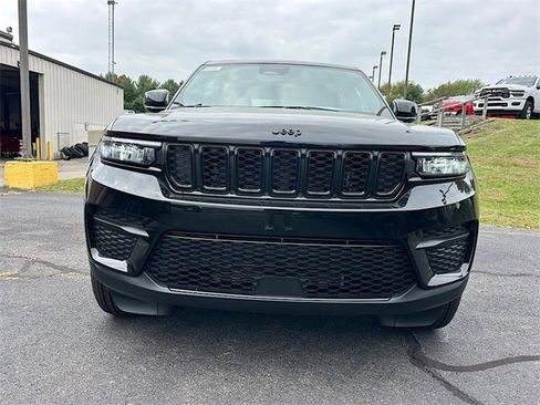 New 2025 Jeep Grand Cherokee Altitude image 2