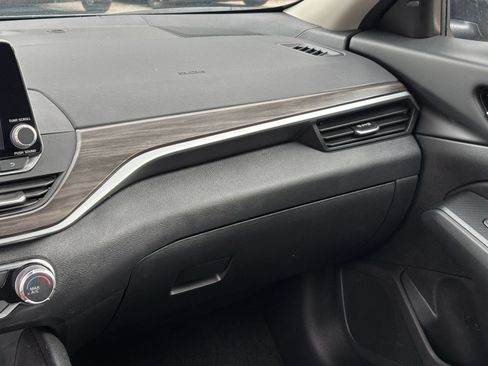 Used 2025 Nissan Altima 2.5 SV FWD image 35