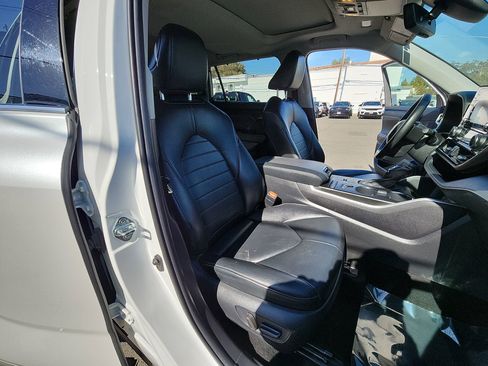 Used 2022 Toyota Highlander XLE image 26