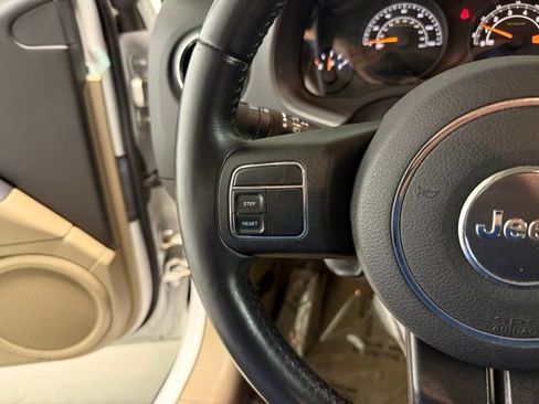 Used 2017 Jeep Patriot Latitude FWD image 14