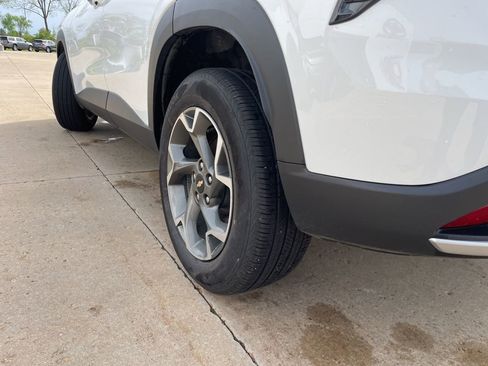 Used 2025 Chevrolet Trax LT w/ LT Convenience Package FWD image 17