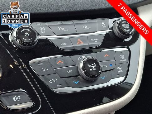 Used 2024 Chrysler Pacifica Touring-L FWD image 15