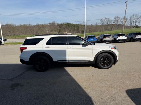 Used 2022 Ford Explorer XLT w/ Equipment Group 202A image 7