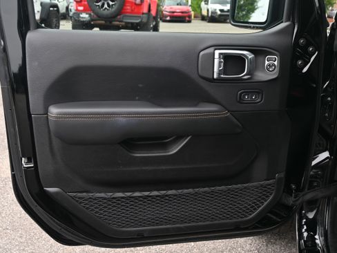 Used 2025 Jeep Wrangler Unlimited Sahara w/ Safety Group AWD/4WD image 14