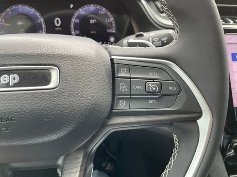 Used 2023 Jeep Grand Cherokee L Limited AWD/4WD image 16