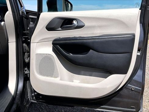 Used 2023 Chrysler Pacifica Touring-L FWD image 27