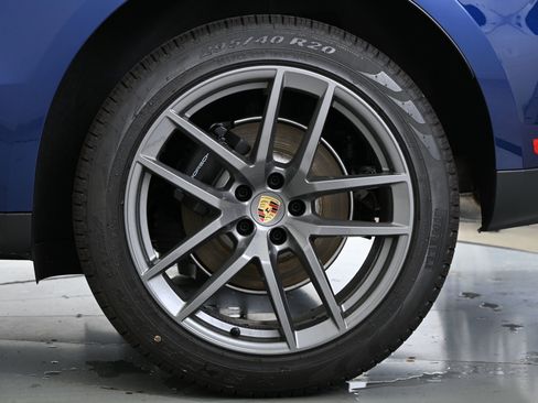 Certified 2025 Porsche Macan image 16