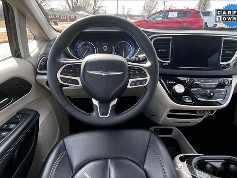 Used 2024 Chrysler Pacifica Touring-L image 5