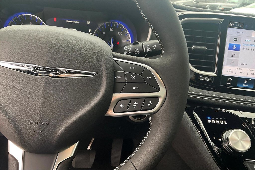 Used 2026 Chrysler Pacifica Select FWD image 14