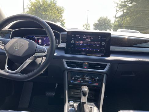 Certified 2025 Volkswagen Taos SEL image 29