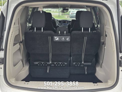 Used 2021 Chrysler Pacifica Touring FWD image 14