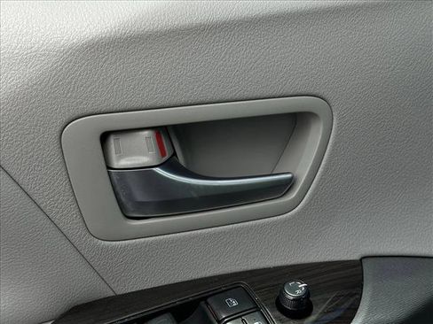 Used 2020 Toyota Sienna XLE image 17