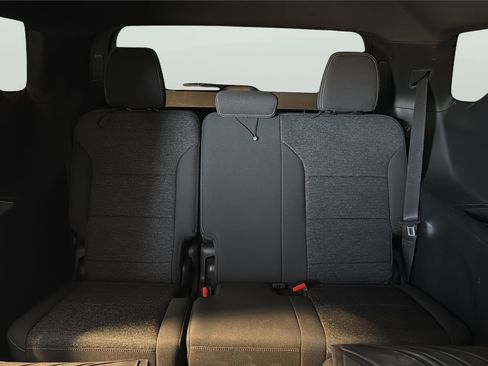 Used 2025 Chevrolet Traverse LT w/ Midnight/Sport Edition FWD image 17